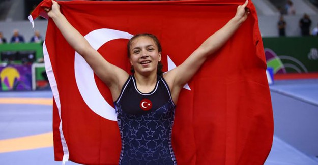 Milli Güreşçi Emine Çakmak Altın Madalya Kazandı