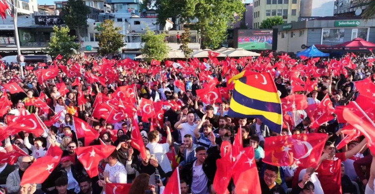 Milli maç coşkusu Pendik sahilinde yaşandı