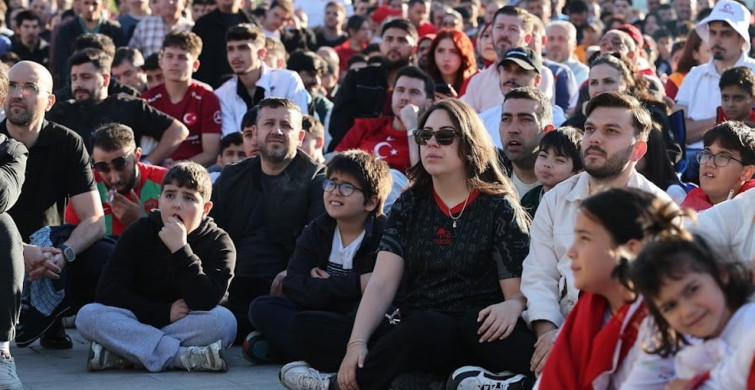 Milli maç heyecanı Bağcılar Meydanı'nda yaşandı