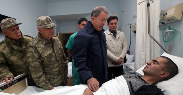 Milli Savunma Bakanı Akar Yaralı Askerleri Ziyaret Etti