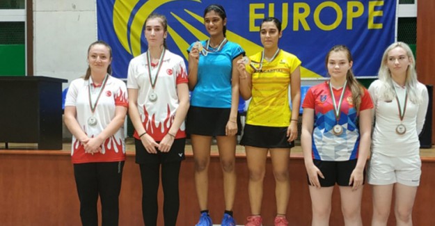 Milli Sporcularımız Zehra ve Bengisu'dan Gümüş Madalya