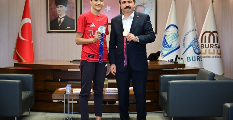 Milli tekvandocu hatice kübra ilgün, madalya sevincini yıldırım belediye başkanı oktay yılmaz’la paylaştı