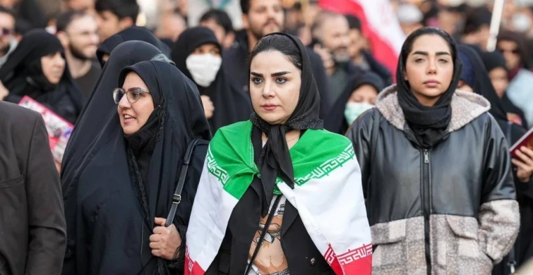 Milyonlarca İranlı kadın meydanlara akın etti: Bir karış vatan toprağını vermeyiz