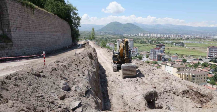 Mimarsinan mahallesinde çöken istinat duvarında inceleme yapıldı