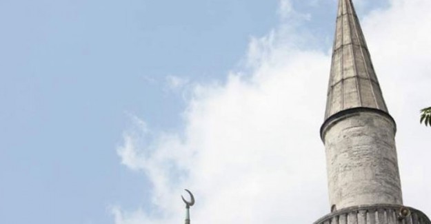 Minareye Çıkan İmam Aşağı Düştü