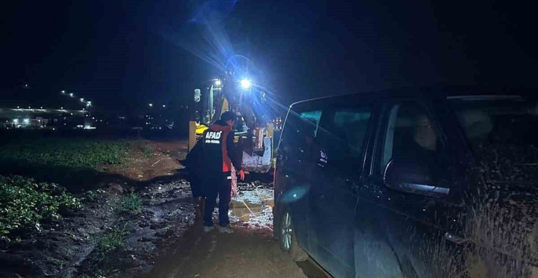 Minibüs Çamurlu Yolda Mahsur Kaldı