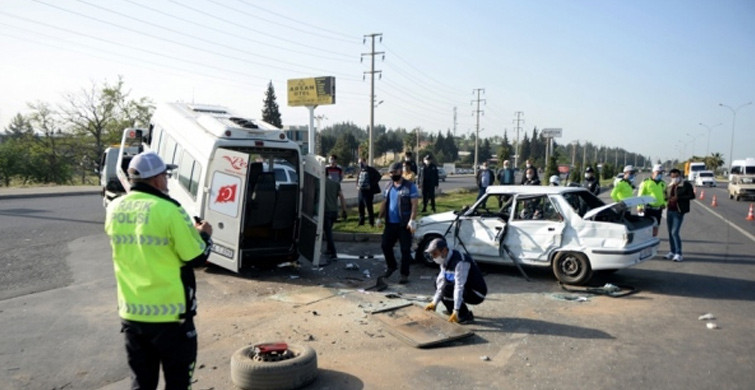 Minibüs ile Otomobil Çarpıştı: 1 Ölü, 1 Yaralı