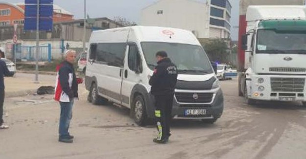 Minibüs Otomobile Çarpıştı:16 Yaralı