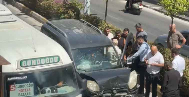 Minibüse yol veren yayaya çarpma anı güvenlik kamerasında kaydedildi