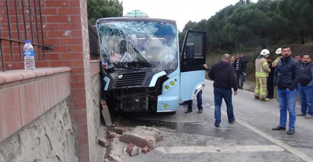 Minibüs Duvara Çarptı: 8 Yaralı