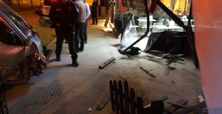 Minibüsün Freni Boşalınca Dükkana Girerek Durabildi