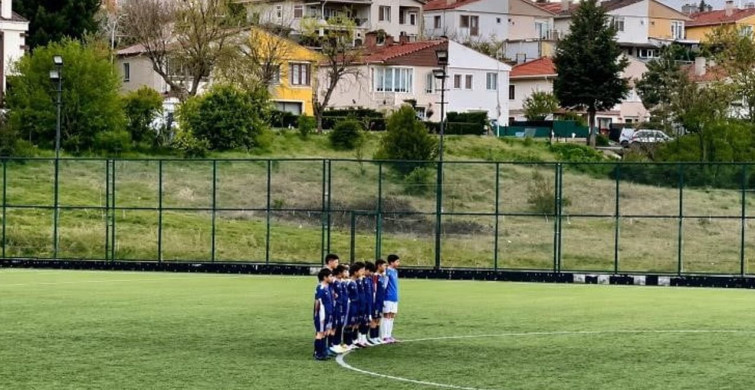 Minik Futbolculardan Protesto: 1 Dakika Topa Dokunmadılar
