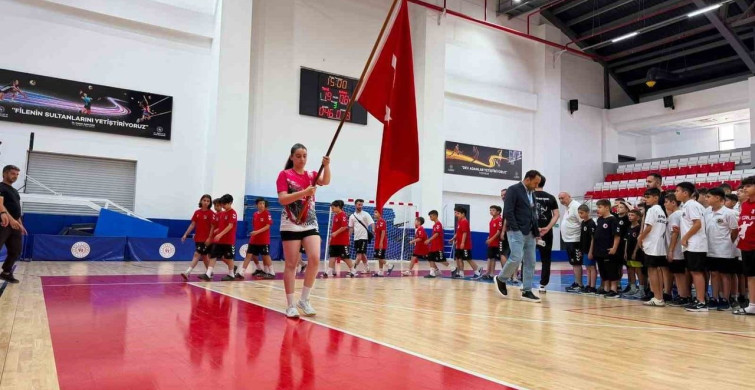 Minik hentbolcuların Türkiye şampiyonası Aydın'da başladı