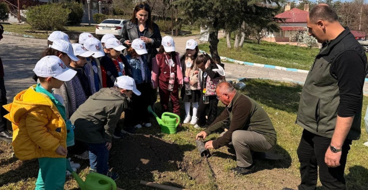 Minik Öğrenciler Fidan Dikti