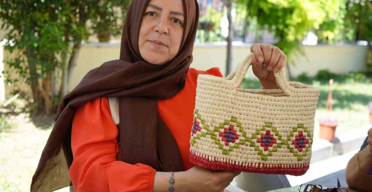Mısır yaprakları kadınların aksesuarlarına dönüşüyor