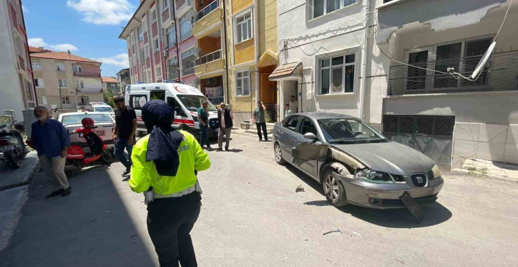 Motosiklet hareket eden otomobile çarptı: Anne ile kızının yaralandığı kaza kameraya yansıdı