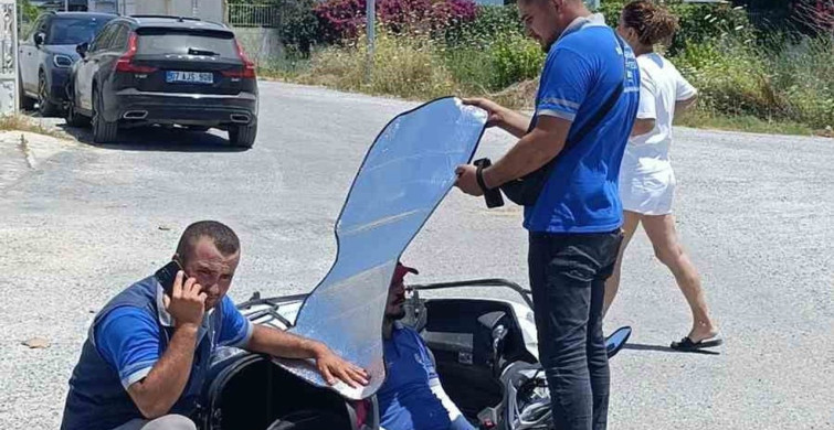 Motosiklet kazasında mesai arkadaşları yaralıyı güneşten korumaya çalıştı
