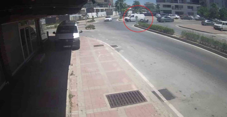 Motosiklet sürücüsü, kamyonetten kaçarken devrildi ve yaralandı