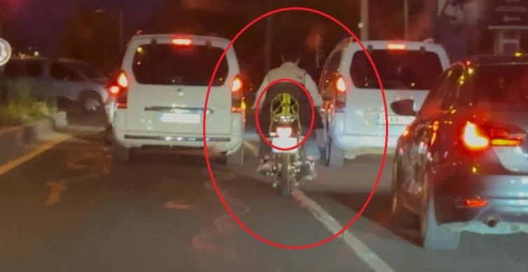 Motosiklet Sürücüsü Kaskı Başına Takmak Yerine Arkasına Bağladı