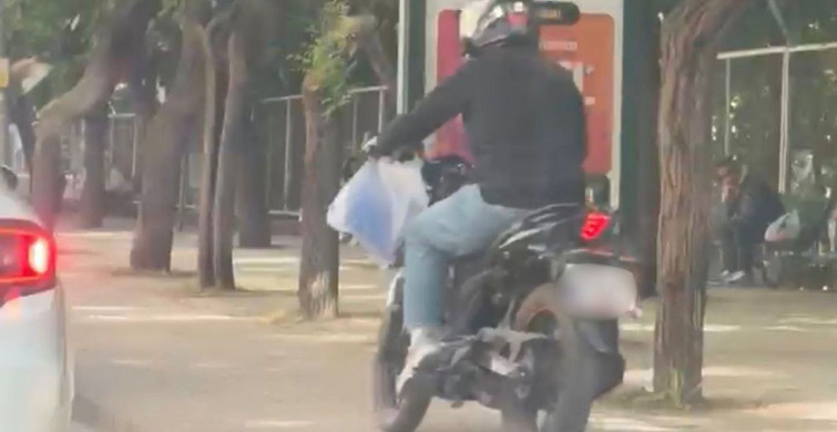 Motosiklet sürücüsü, trafik nedeniyle kaldırımdan gitti