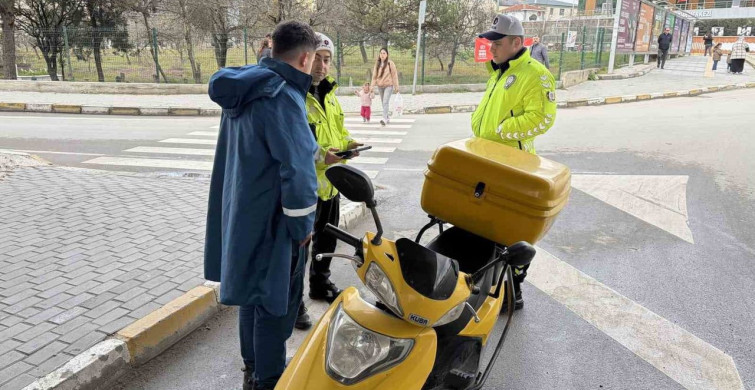 Motosiklet Sürücüsünden İlginç Kask Savunması