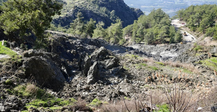 Muğla Seydikemer'de Heyelan Nedeniyle Yol Kapandı