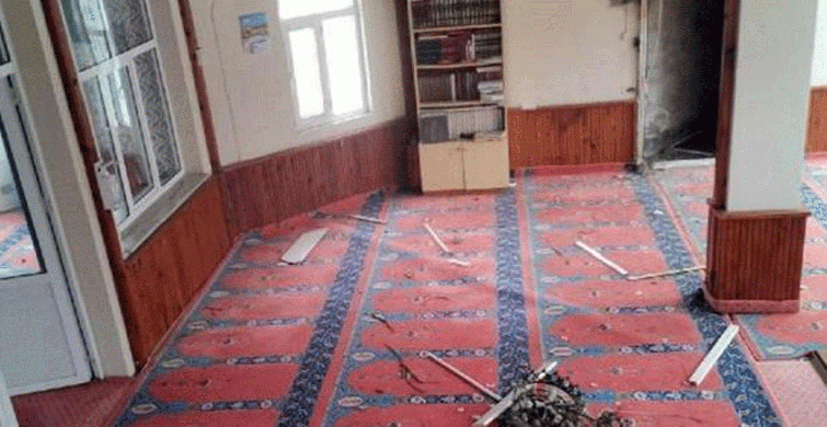 Muğla’da Caminin Minaresine Yıldırım Düştü: Kapı ve Pencere Camları Kırıldı!