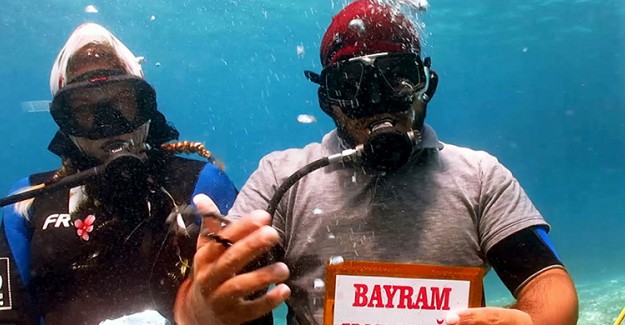 Muğla'da Dalgıçlar Su Altında Bayramlaştı