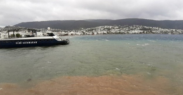 Muğla'da Denizin Rengi Değişti