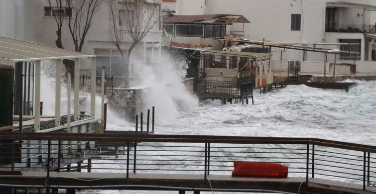 Muğla'da Fırtına Hayatı Olumsuz Etkiliyor