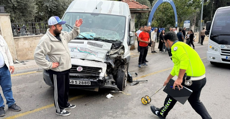 Muğla'da Kamyon ile Öğrenci Servisi Kazası: 22 Yaralı