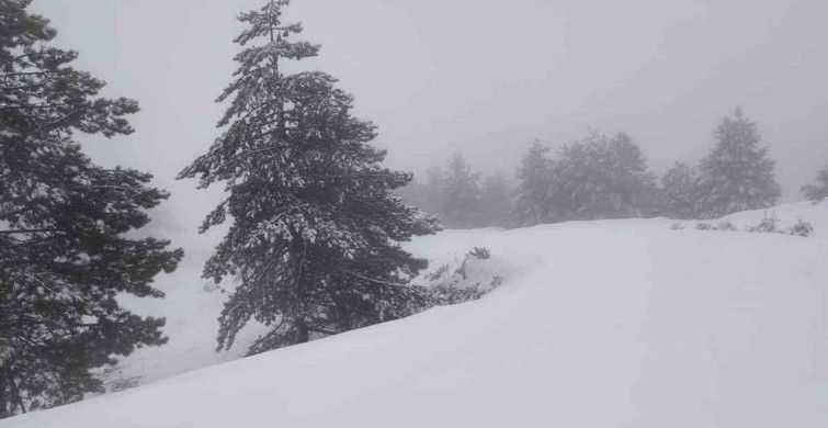 Muğla'da Nisan Sürprizi: Göktepe Dağı Beyaza Büründü