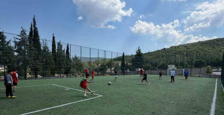 Muğla'da Öğrenciler ve Öğretmenler Halı Saha Maçında Buluştu