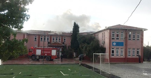 Muğla'da Okula Yıldırım Düştü