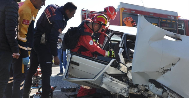 Muğla'da Otomobil Kazası: Sıkışan Kadın Yolcu İtfaiye Ekiplerince Kurtarıldı