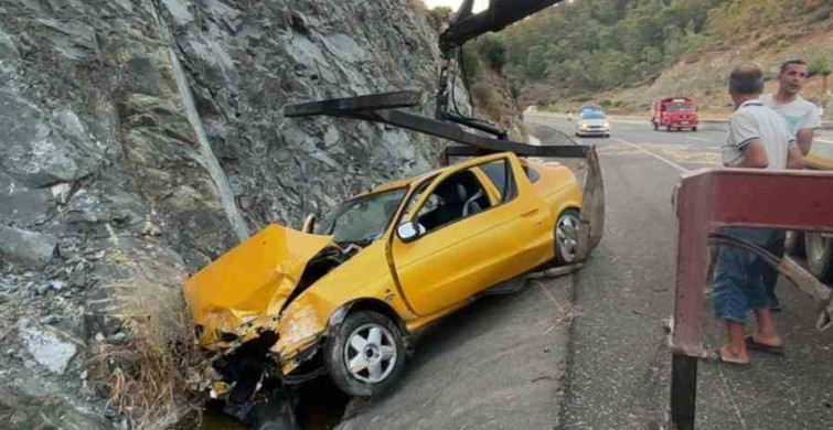 Muğla'da otomobil kazası: sürücü sıkıştı, kurtarıldı