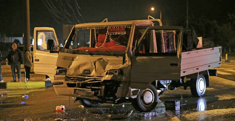 Muğla'da Yakıt Tankeri ile Kamyonet Çarpıştı