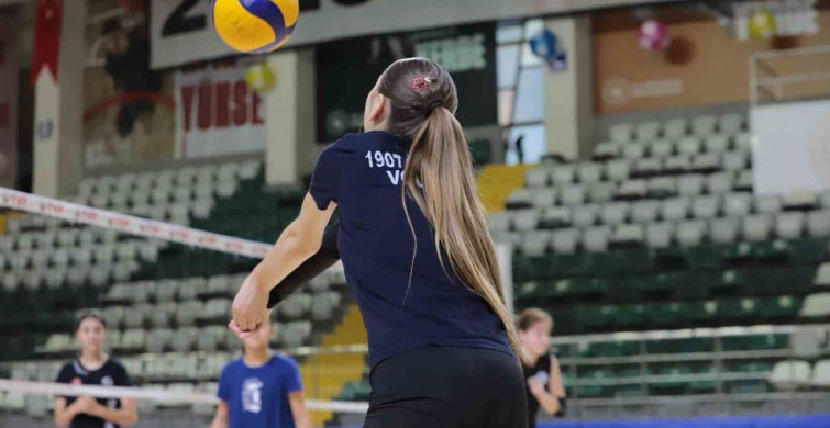 Muğla’nın voleybol yıldızları analig için sahaya indi