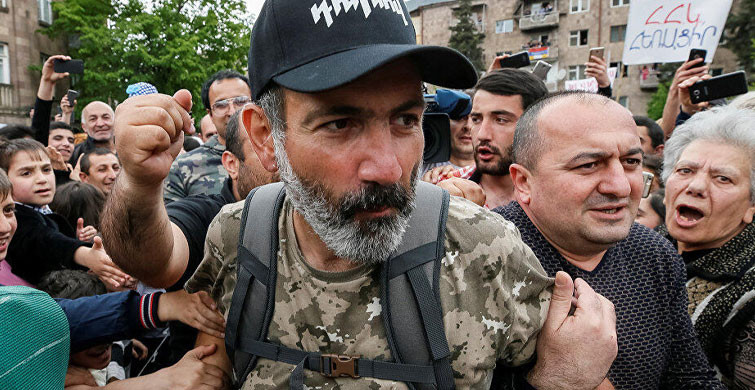 Muhalif Göstericiler Hükümet Binasını Bastı