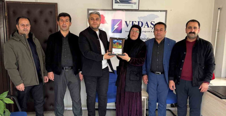 Muhtarlardan VEDAŞ Ekiplerine Teşekkür Plaketi