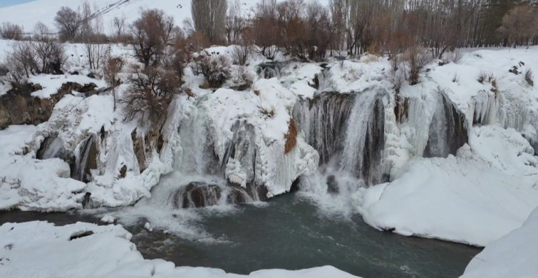 Muradiye Şelalesi: Doğanın Eşsiz Güzelliği