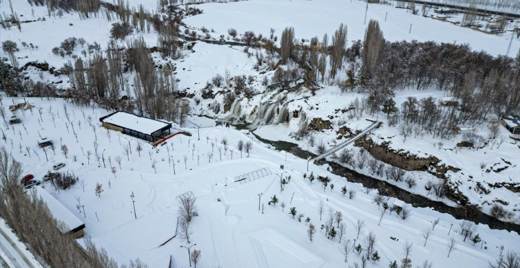 Muradiye Şelalesi Karla Kaplandı