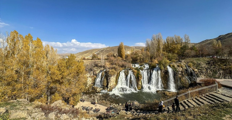 Muradiye Şelalesi Sonbahar Renkleriyle Göz Kamaştırıyor