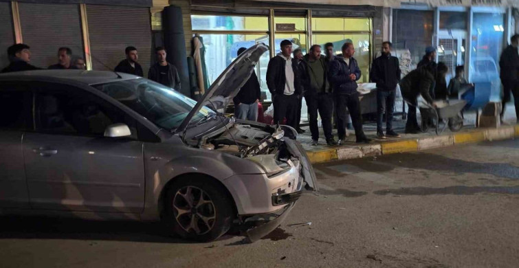 Muradiye'de Üç Araç Birbiriyle Çarpıştı