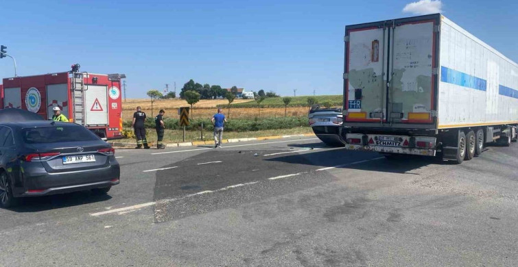 Muratlı'da kavşakta iki otomobil çarpıştı: 3 yaralı