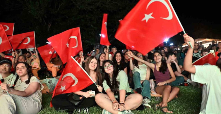 Muratpaşa’da Milli Heyecan: Deniz Yüzü Kafe'de Futbol Coşkusu