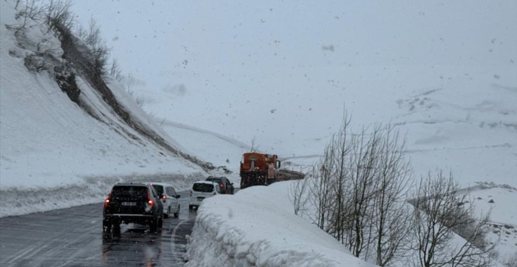 Muş-Kulp Kara Yolunda Çığ Temizliği