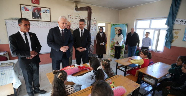 Muş Valisi Avni Çakır Gümüşali Köyü'nde Muhtarlarla Buluştu