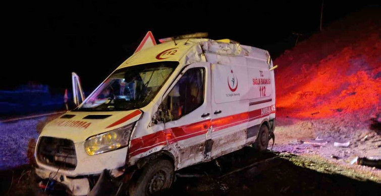 Muş'ta Ambulans Devrildi: 5 Yaralı