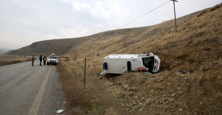 Muş'ta Devrilen Ambulans Faciası: 3 Sağlık Personeli Yaralandı